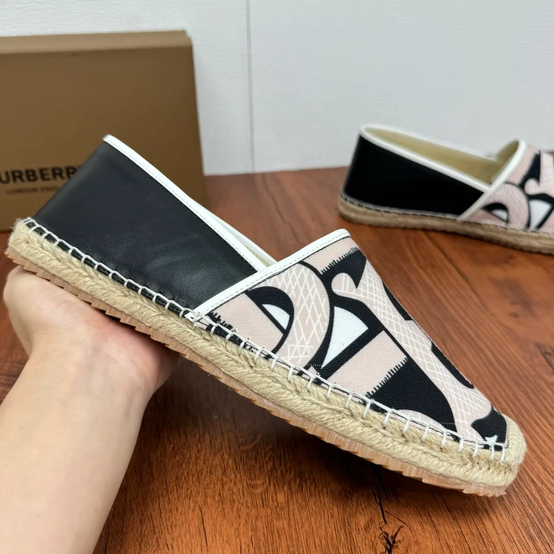 Batch 600 Burberry/Burberry new summer men's embroidered straw fisherman shoes, cool slip-on straw shoes! Encounter British fashion with Burberry espadrilles, a perfect blend of classic and fashionable. The unique printing on the upper is a manifestation of the brand's style. Every color and every pattern tells the story of England. Straw soles bring a natural texture, comfortable and chic. Whether you are strolling in the city streets or heading to the beach for vacation, it can add elegance and charm to you, easily become the center of attention, and start your own fashion journey. Classic knitted canvas upper, with thin calfskin lining suitable for summer, straw lining, genuine leather patch at the bottom of the heel, hemming technology, and Mark stitching details! Anti-slip rubber bottom layer, integrated injection molding of large LOGO letters and badges, multiple colors and styles to choose from, complete package! Size: 39-40-41-42-43-44 Normal size Item number: 2025-5 Printed black pink